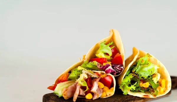 Plato tradicional de la cocina mexicana. Tacos de tortilla de maíz con relleno vegetal sobre fondo blanco aislado . —  Fotos de Stock