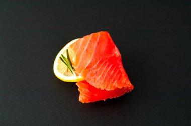 Koyu arka planda somon fileto. Sağlıklı beslenme konsepti. 