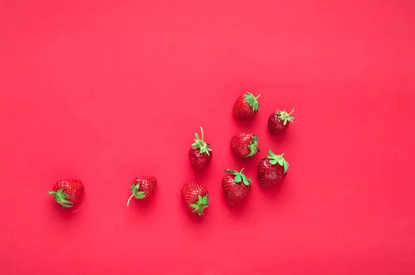 Färska jordgubbar på trendig bakgrund. Färg 2019. färska jordgubbar på trendig bakgrund. Färg 2019, närbild — Stockfoto