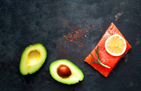 Filete de salmón sobre fondo de metal rústico vintage . — Foto de Stock