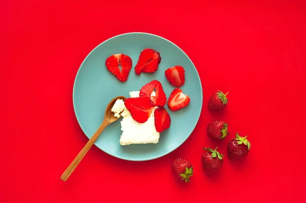 Túrós desszert eper kék tányéron piros ba — Stock Fotó