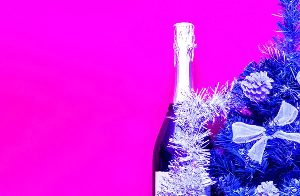 Brilhante decoração de Natal.Garrafa champanhe decorado em festivo — Fotografia de Stock