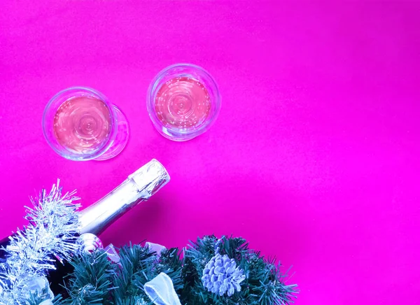 Блискучий різдвяний декор. Пляшкове шампанське, прикрашене святковим — стокове фото