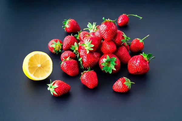 Mogna jordgubbar på mörk bakgrund. Hälsosamt ätande-koncept. — Stockfoto