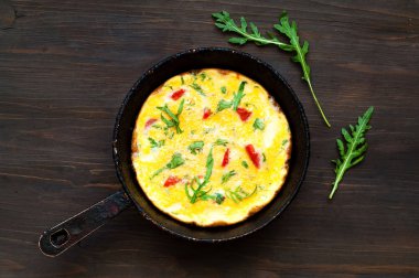 Rustik metal PA üzerinde otlar ve domates ile taze pişmiş omlet