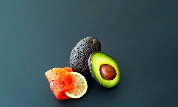 Il concetto di cibo biologico. Filetto di salmone e avocado su ba scura — Foto Stock