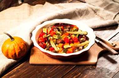 Sağlıklı sebze salatası, ahşap arka plan üzerinde seramik kase ızgara pişmiş.