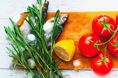 Rustik arka planda malzemeler ve baharatlar ile Balık. Sağlıklı beslenme konsepti. 