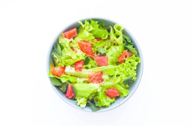 Beyaz izole arka plan üzerinde Somon Poke Salatası. Sağlıklı beslenme kavramı. 