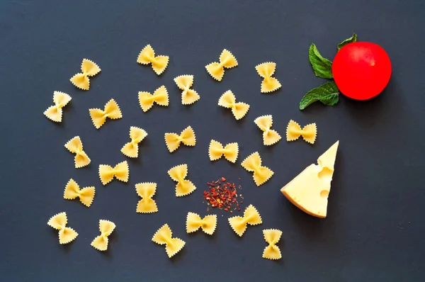 Achtergrond van de Italiaanse pasta Farfalle. Food concept. — Stockfoto