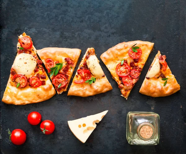 Куски домашней пиццы на винтажном металлическом фоне. Концепция традиционной итальянской кухни . — стоковое фото