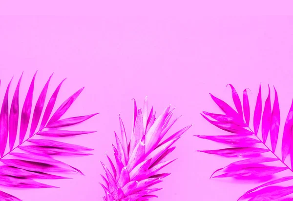 Fundo rosa plástico tropical com folhas de palma. Cores da moda 2019 . — Fotografia de Stock