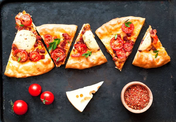 Куски домашней пиццы на винтажном металлическом фоне. Концепция традиционной итальянской кухни . — стоковое фото