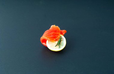 Koyu arka planda somon fileto. Sağlıklı beslenme konsepti. Close