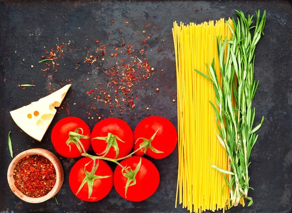 Spaghetti met ingrediënten op vintage rustieke metalen achtergrond. Het concept van de Italiaanse keuken. — Stockfoto