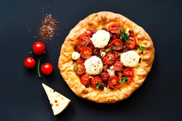 Итальянская пицца на старинном металлическом фоне. Концепция здорового питания . — стоковое фото