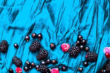 Yaratıcı gıda berry arka plan. Böğürtlen ve kuş üzümü bir b