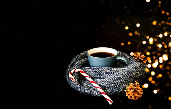 Чашка чая и карамельного тростника на трикотажной текстуре. Рождественский нард — стоковое фото