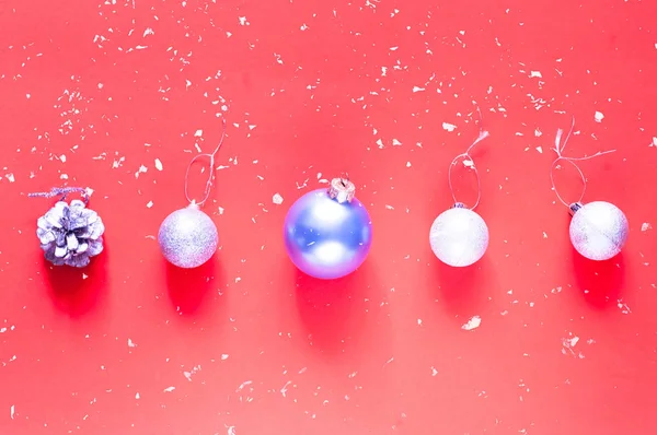 Grinalda de Natal de prata e bolas azuis no fundo de coral . — Fotografia de Stock