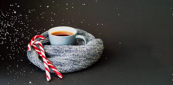 Чашка чая и карамельного тростника на трикотажной текстуре. Рождественский фон Крупный план — стоковое фото