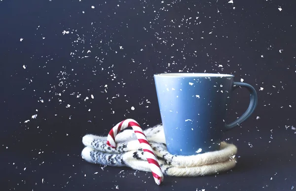 Чашка чая на вязаных варежках. Рождественский фон В стиле Хьюга. Крупный план — стоковое фото