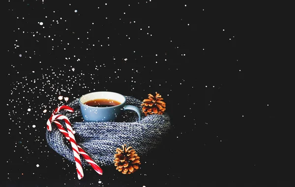 Filiżanka herbaty i karmel trzciny na dzianiny tekstury. Tło świąteczne. — Zdjęcie stockowe