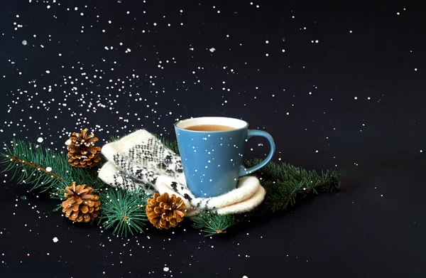 Чашка чая на вязаных варежках. Рождественский фон Стиль хюгге . — стоковое фото