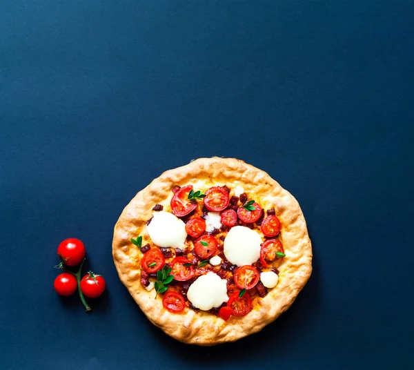 Итальянская пицца на темном фоне. Концепция здорового питания — стоковое фото