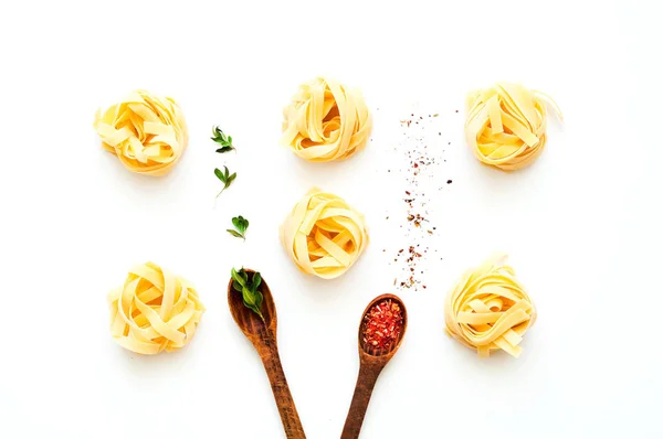 Massa de fettuccine sobre fundo isolado branco. O conceito de cozinha italiana — Fotografia de Stock