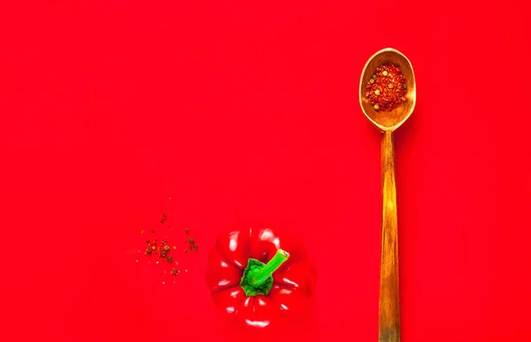 Cucchiaio di legno con spezie su sfondo rosso.Vista dall'alto, copiare lo spazio — Foto Stock