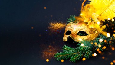 Konfeti ile siyah arka plan üzerinde maskeli maske. Yeni Yıl dekoru. Bulanık efekt