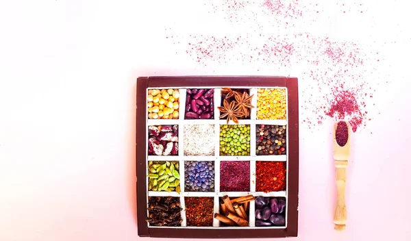 粉红色背景的谷物有机产品和香料的概念 — 图库照片