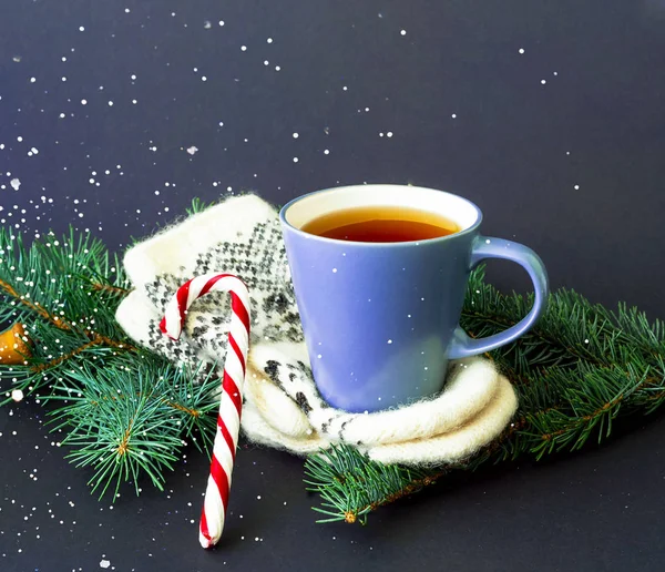 Чашка чая на вязаных варежках. Рождественский фон Хигге — стоковое фото