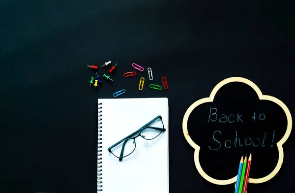 Vissza az iskolába Chalkboard háttérben. Iskolai kellékek fekete háttérrel — Stock Fotó