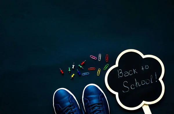 Tillbaka till skolan över svarta tavlan bakgrund. Skolmaterial på svart bakgrund — Stockfoto