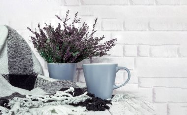 Ahşap arka plan üzerinde rahat damalı ekose ve fundalık çiçekleri. Hyugge tarzı