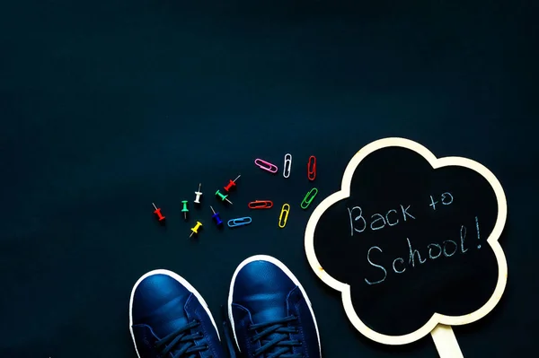 Tillbaka till skolan. Skolmaterial på mörk bakgrund. Närbild — Stockfoto