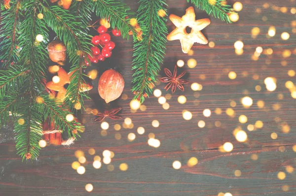 Χριστουγεννιάτικο φόντο με χρυσές και χρωματιστές λάμψεις. Θολή — Φωτογραφία Αρχείου