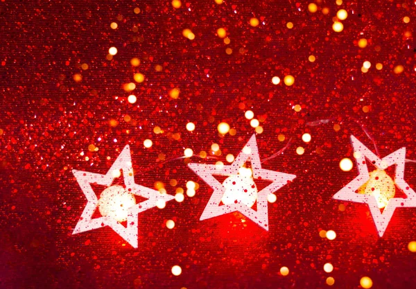 Karácsonyi és szilveszteri dekoráció. Dekoratív girland piros backgro — Stock Fotó