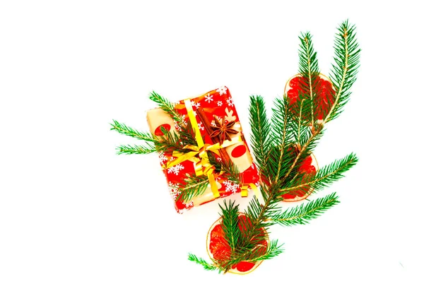 Geschenkbox auf der Textur von Tannenzweigen auf weißem isolierten Backgr — Stockfoto