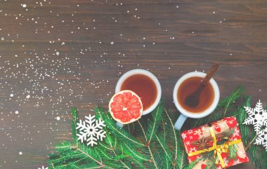 Tahta arka plandaki köknar dallarının dokusuna hediye paketi. Ne?