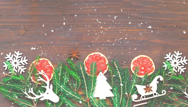 Πρωτοχρονιά διακόσμηση. Χριστουγεννιάτικη γιρλάντα από κλαδιά ελάτης με διακόσμηση — Φωτογραφία Αρχείου