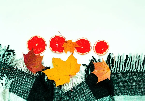 Cuadros a cuadros con un toque de color menta. Decoración de otoño. Hygge sty —  Fotos de Stock