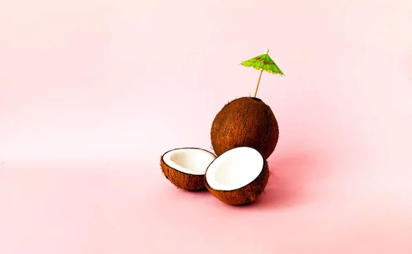 Layout criativo de cocos com guarda-chuva decorativo. Conservação de alimentos — Fotografia de Stock