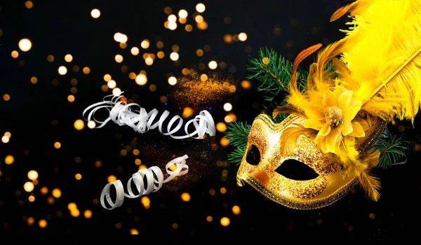 Maskerade Maske auf schwarzem Hintergrund mit Konfetti. Neujahrsempfang — Stockfoto