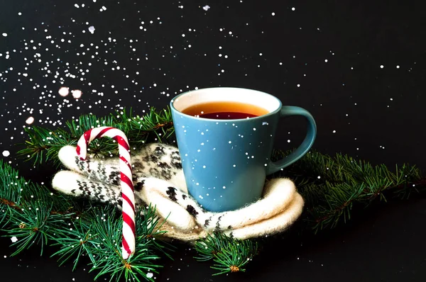 Kolor mięty filiżanka herbaty na dziane rękawiczki. Tło świąteczne. — Zdjęcie stockowe