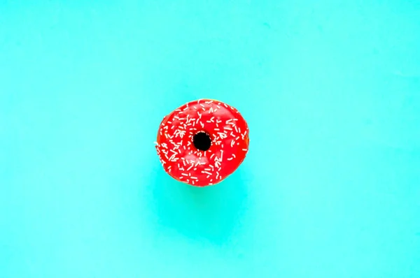 Berry donut with colorful sprinkles on mint background. Concept — Stock Photo, Image