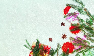 Beyaz izole backgr üzerinde köknar dalları doku hediye kutusu