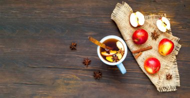 Noel arkaplanı. Bardakta malzemelerle sıcak şarap.