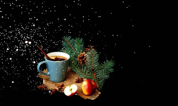 Рождественский фон Керамическая чашка с горячим глинтвейном против b — стоковое фото